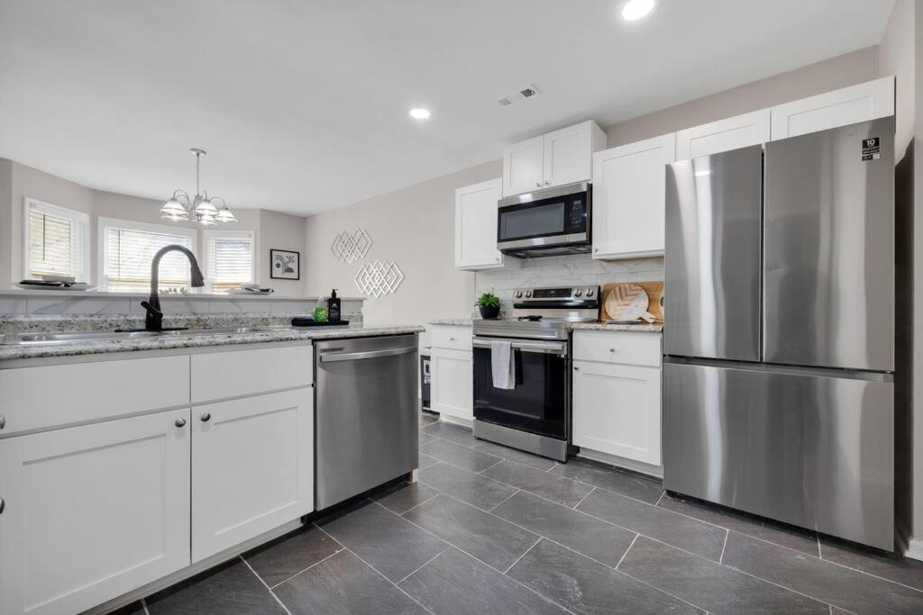 Plush Two Bedroom Retreat. A Home Away From Home! Riverdale Exterior foto